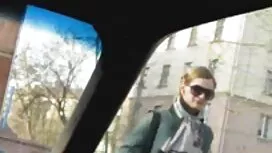 Ryhmä poseeraa sängy ...