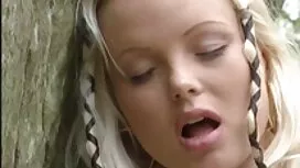 Blondi uima-altaalla ...