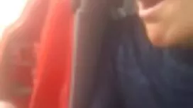 Nuori musta tyttö on ...